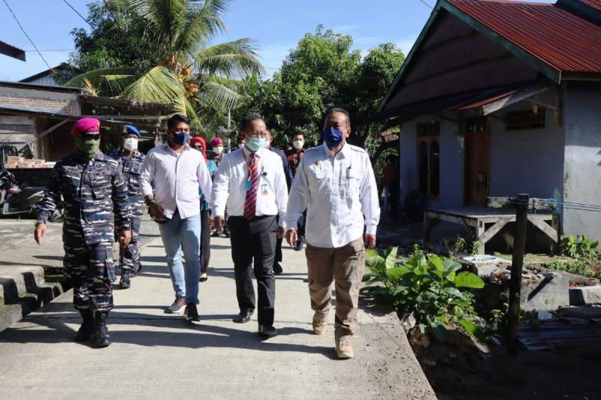 BI dan Lanal Mamuju bagikan paket kebutuhan pokok ke warga pesisir