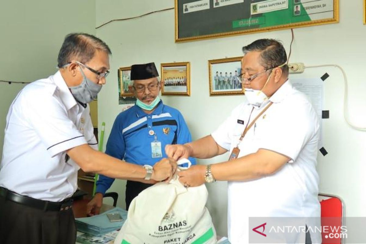 Baznas Ogan Komering Ilir bagikan paket sembako ke guru ngaji