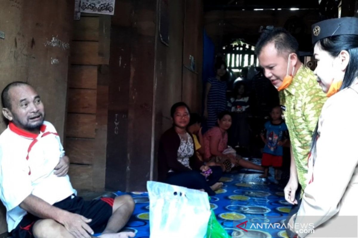 Gunung Mas salurkan bantuan sembako kepada lansia