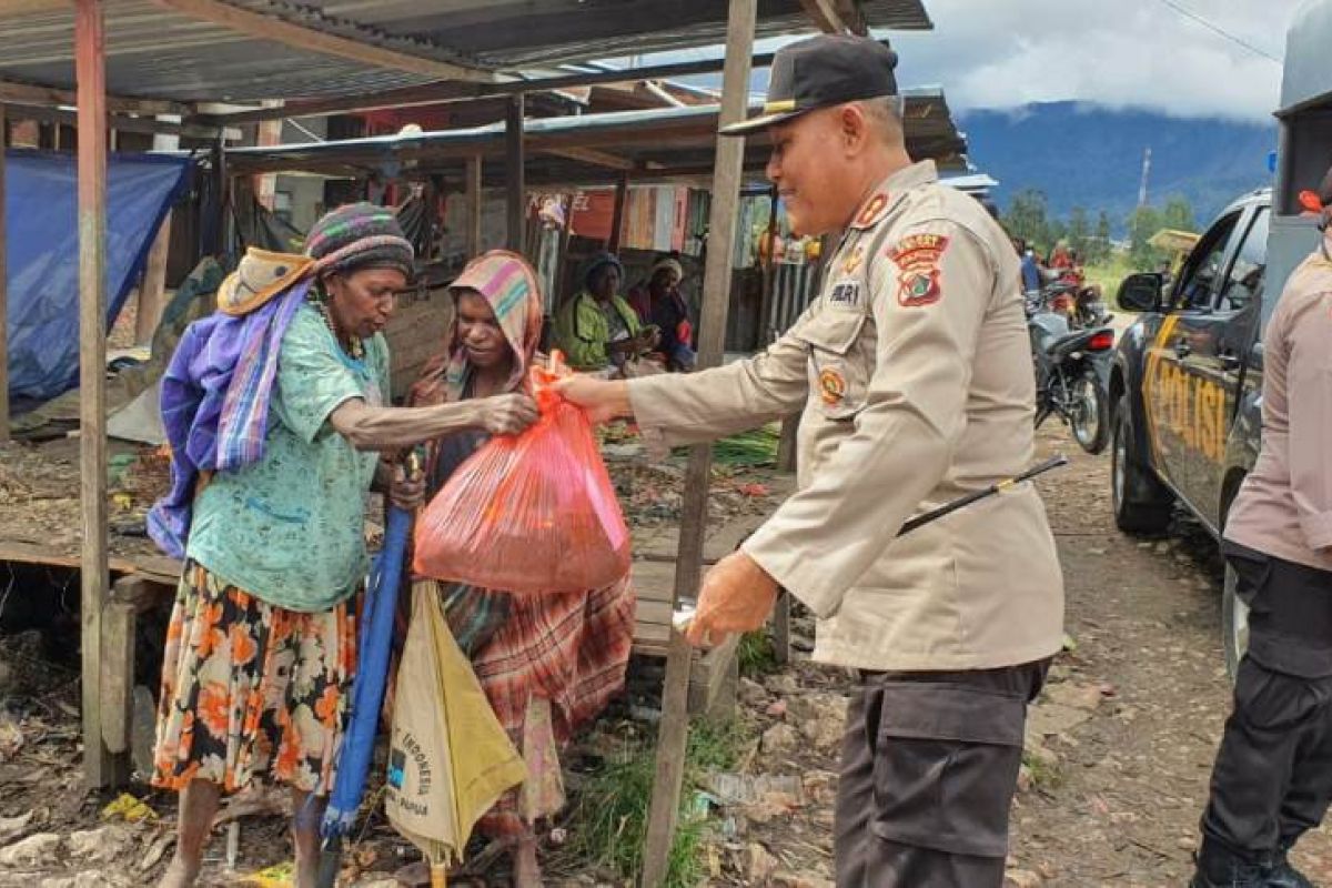 Polres Deiyai Papua berikan sembako untuk warga Distrik Tigi