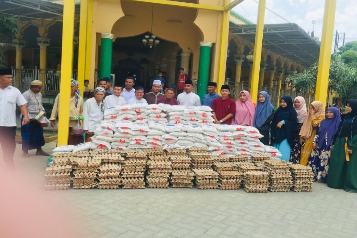 BKM Masjid Raya Stabat-Himdadi salurkan satu ton beras, masker dan telur