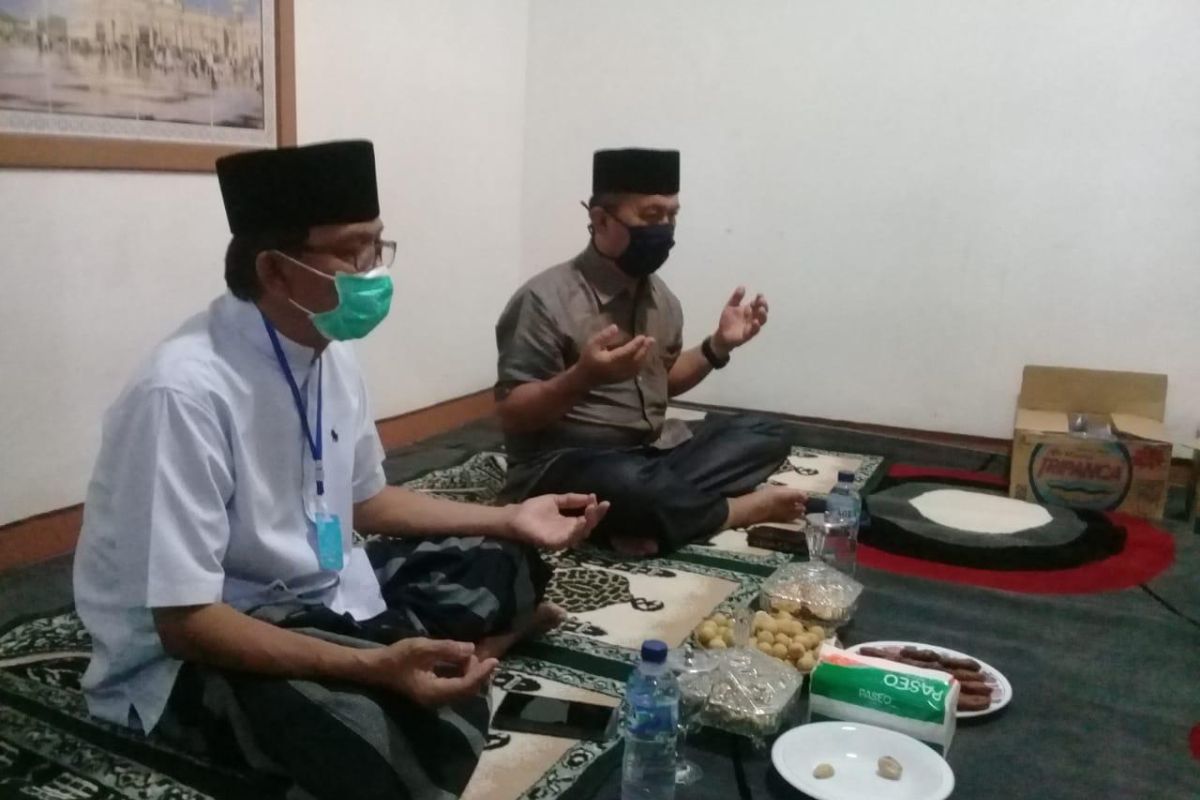 Bupati Pesisir Barat ikuti zikir bersama Gubernur Lampung melalui Video Confrence