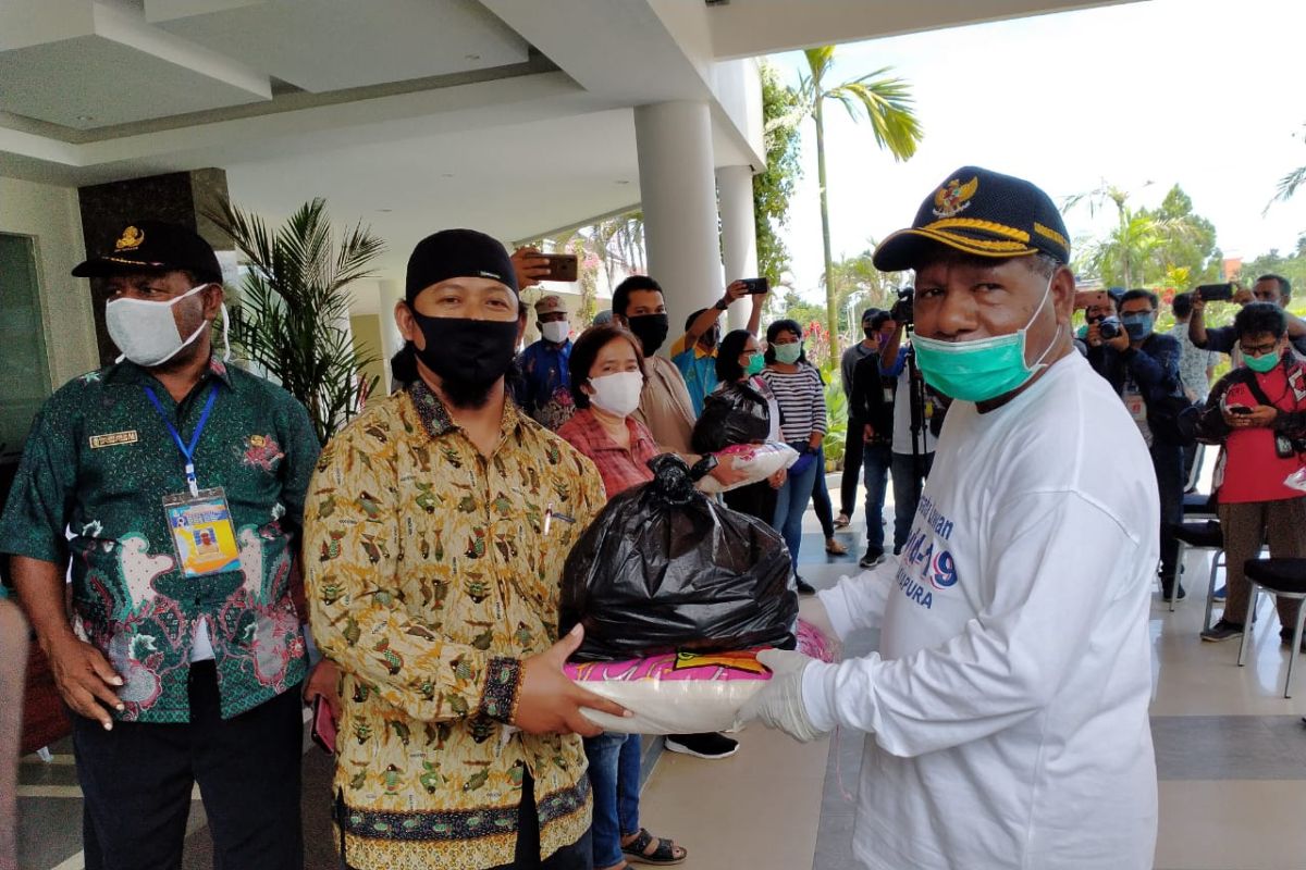 Bupati Jayapura serahkan sembako ke karyawan hotel terdampak COVID-19