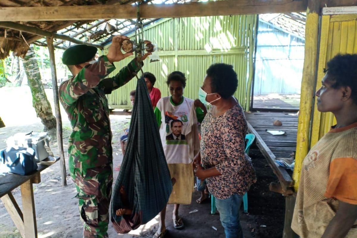 Prajurit TNI berikan pengobatan Posyandu warga perbatasan RI-PNG