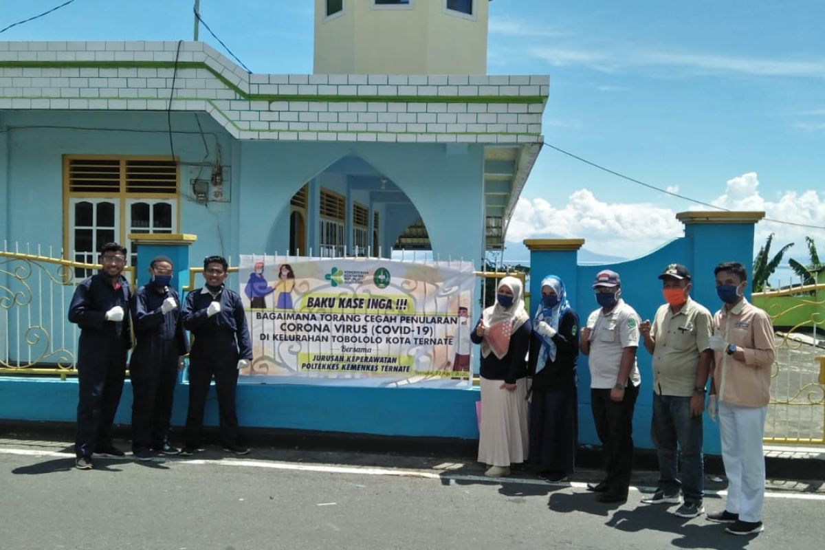 Poltekkes Ternate serahkan bantuan dan semprot disinfektan di Tobololo