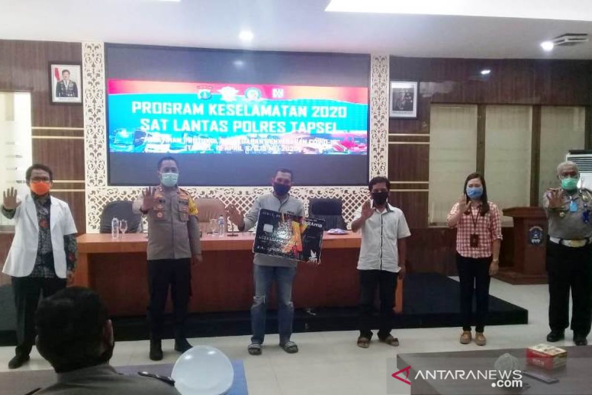 Dari Korlantas Polri, Kapolres Tapsel salurkan bantuan COVID-19 untuk puluhan sopir