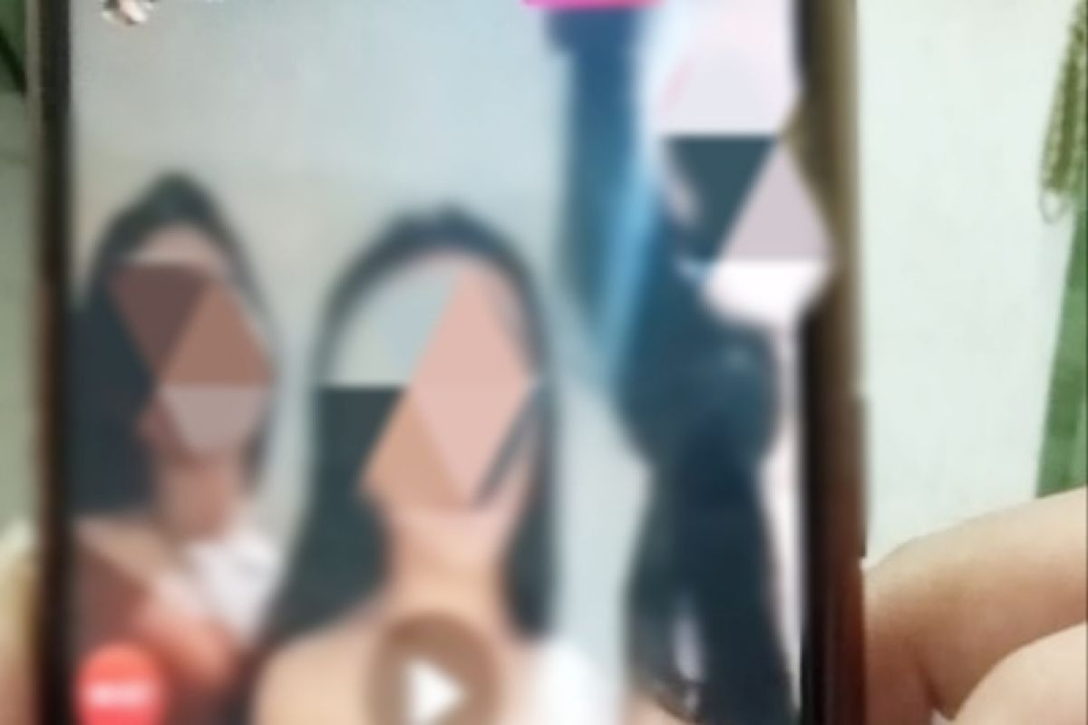 Tiga gadis live buka bra ditangani di Palangka Raya, juga ditemukan foto bugil