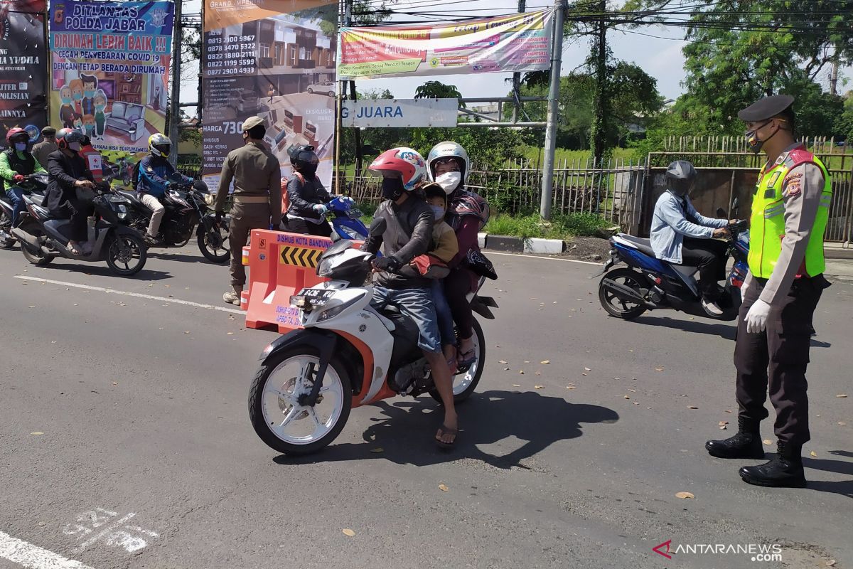 Berboncengan sepeda motor kini dilarang masuk Kota Bandung saat PSBB
