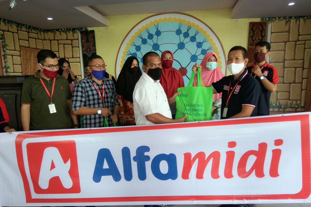 Alfamidi beri bantuan paket sembako kepada warga terdampak COVID-19 di Ambon