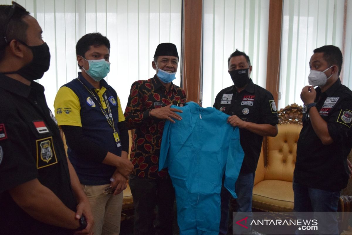 Bantuan APD untuk tenaga medis di Palu terus mengalir