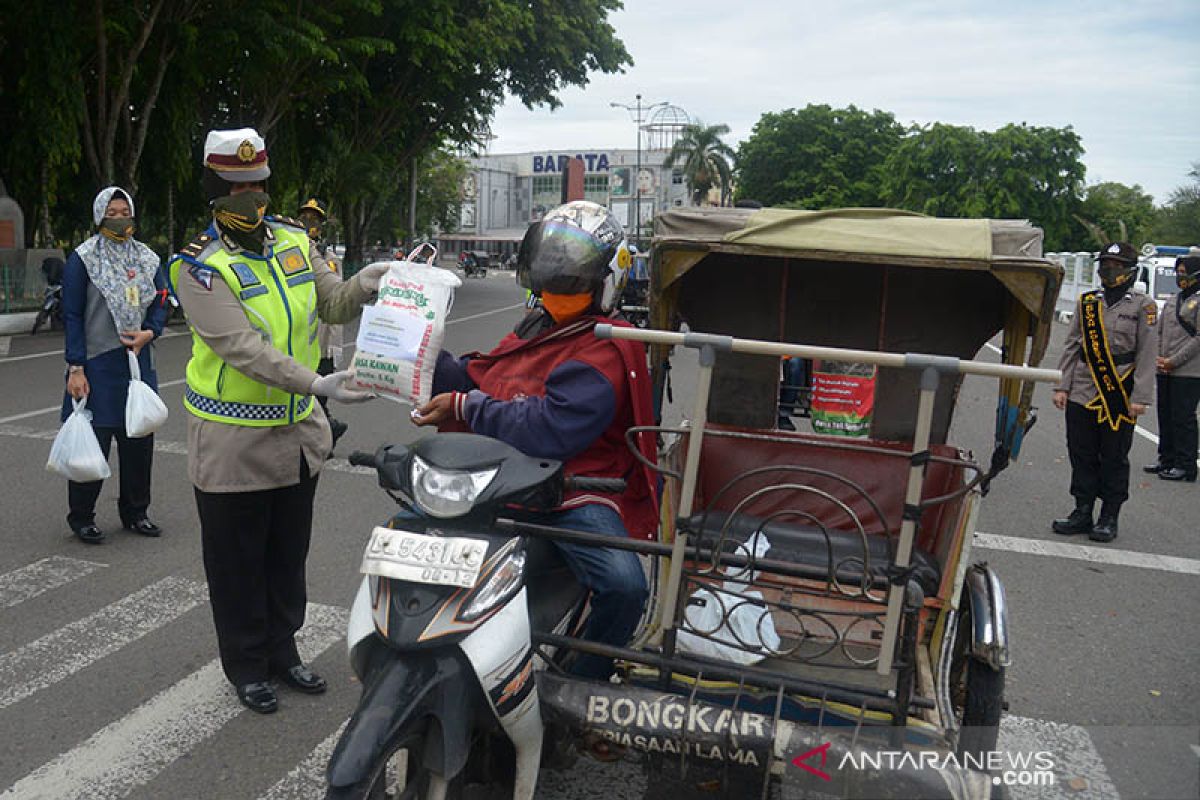 Kartini Polri bagikan sembako untuk abang becak