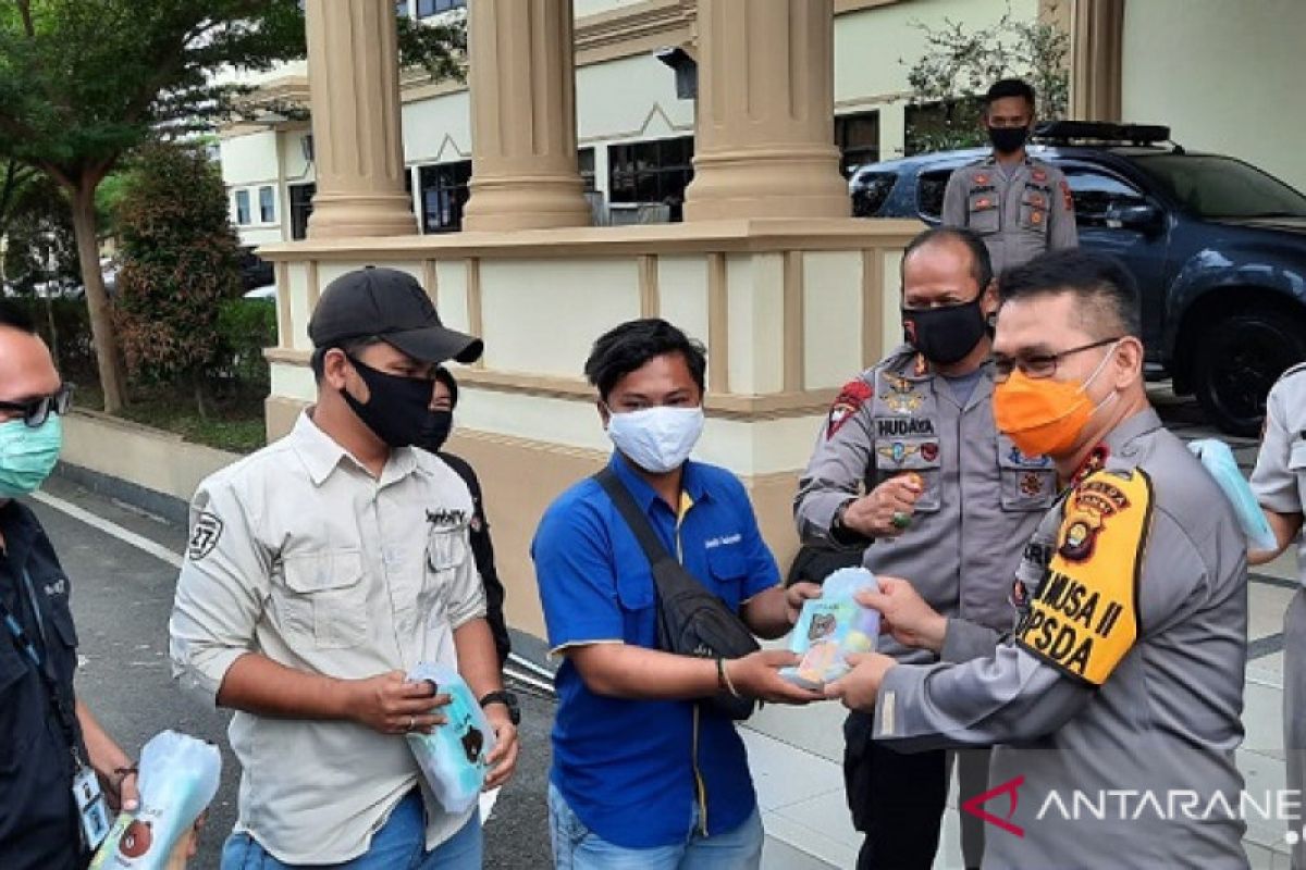 Kapolda Jambi bagikan vitamin dan masker kepada wartawan