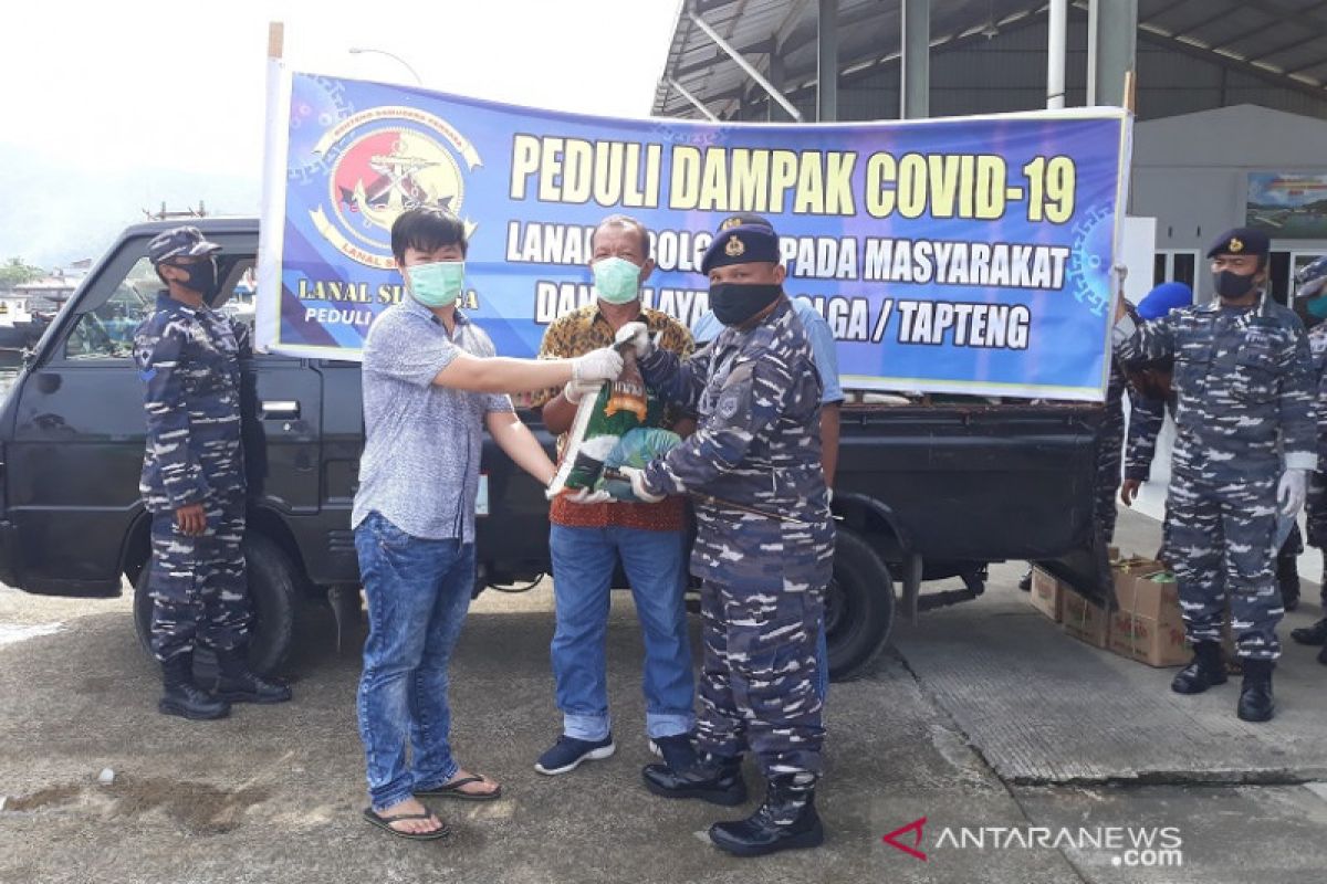 Lanal Sibolga peduli nelayan dan buruh tangkahan, 100 paket sembako dibagikan