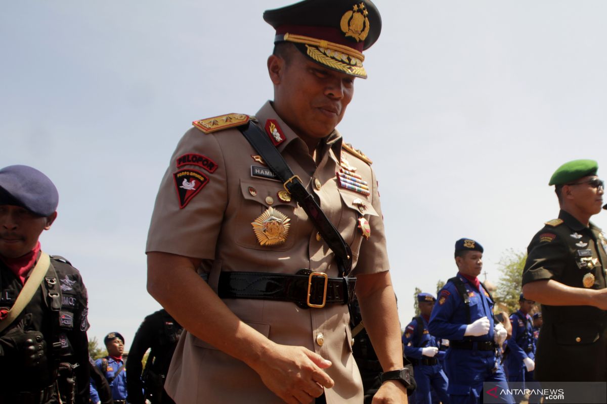 Kupang policeman donates first salary to help corona-affected families