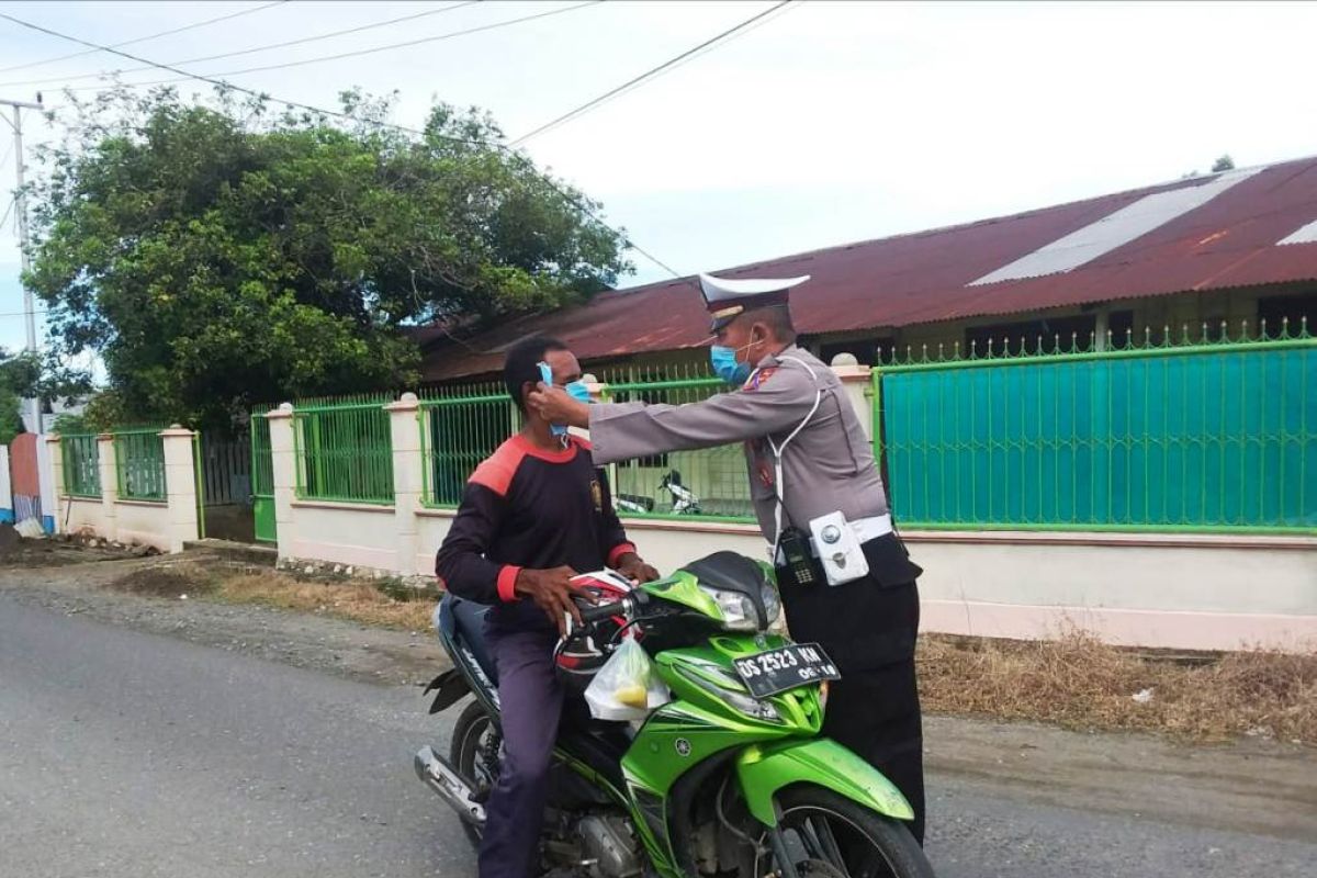 Polisi Nabire bagikan masker kepada pengendara motor cegah COVID-19