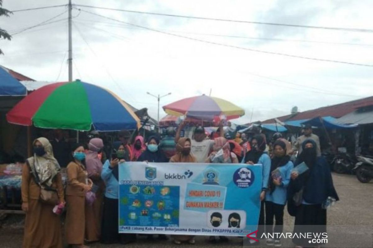 DP2KBP3A Paser dan Penyuluh KB bagikan 500 masker