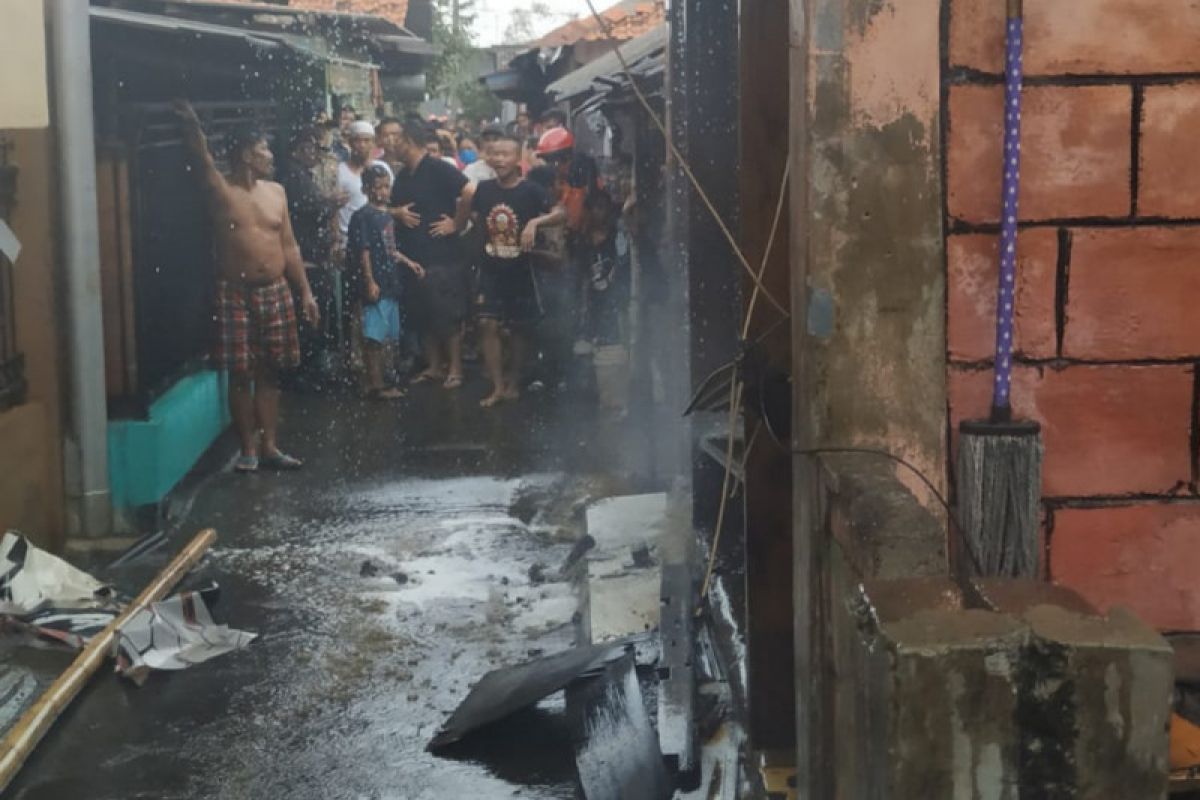 Korsleting kulkas picu kebakaran warung di Penggilingan