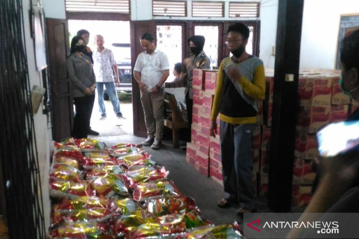 Polda Kalbar dan Rumah Jurnalis Pontianak bersinergi berikan paket sembako