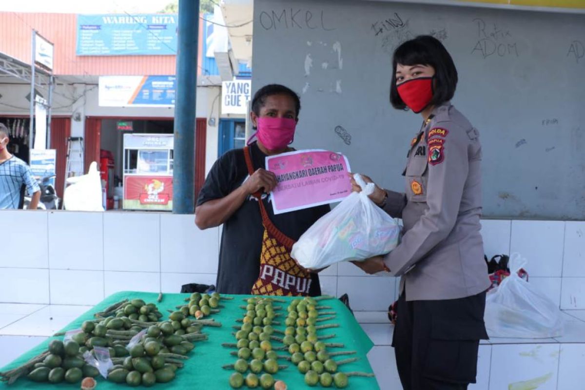 Penjual pinang Jayapura terima bantuan sembako dari Polda Papua