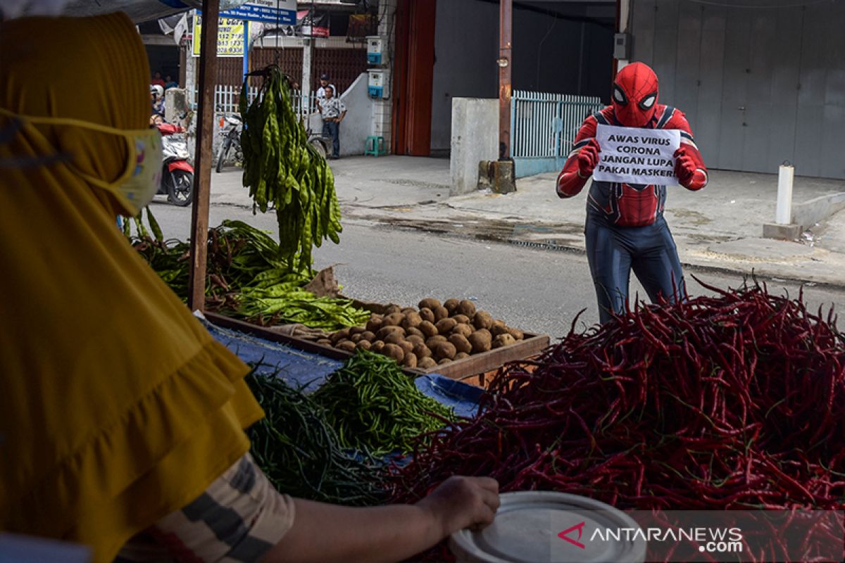 Cegah COVID-19, Superhero blusukan di pasar Pekanbaru bagikan masker