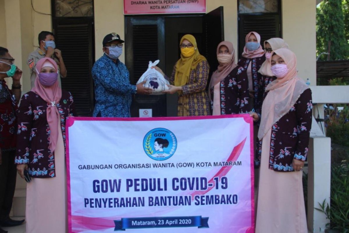 GOW Mataram menyalurkan paket sembako bagi keluarga PDP COVID-19