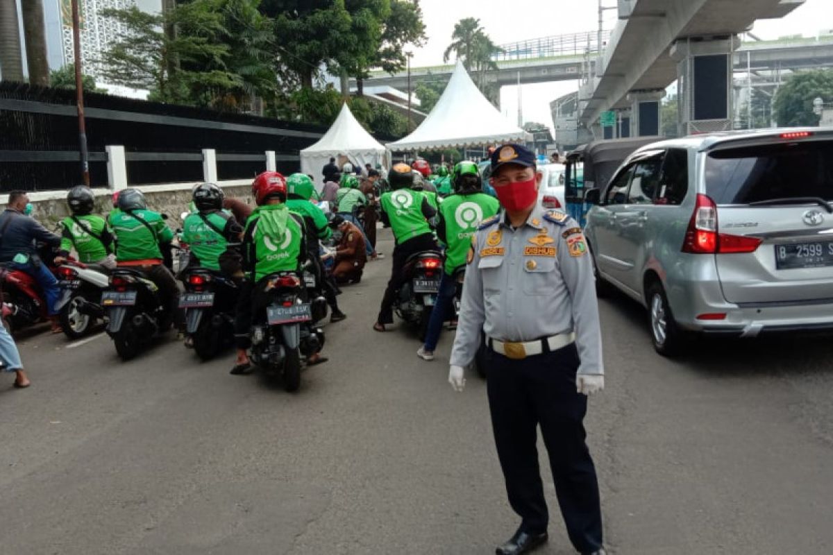 Tes cepat COVID-19 secara "drive thru" diikuti pengemudi ojek daring