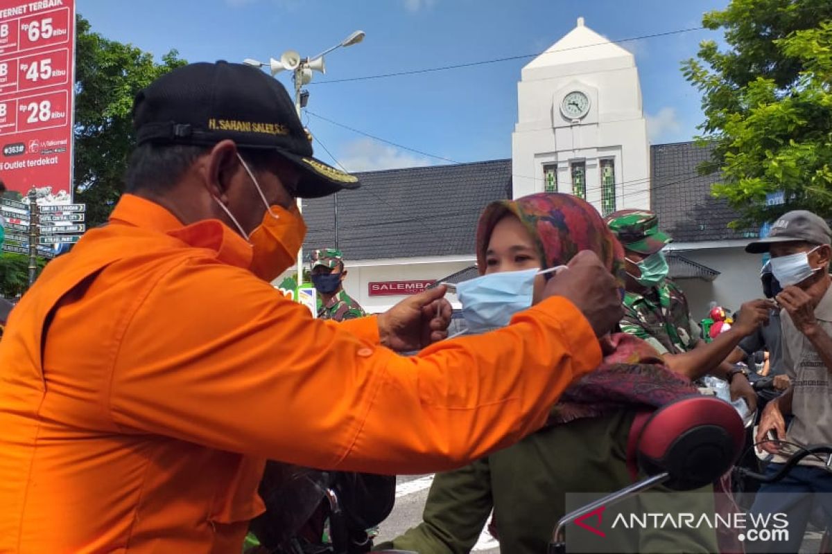 Bupati Belitung edukasi masyarakat agar gunakan masker di luar rumah