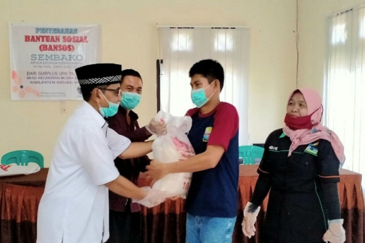 BKAD Muarabulian serahkan 210 paket sembako, Sekda sampaikan apresiasi