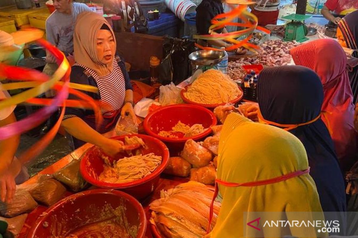 Rela mengantre, ikan giling  jadi buruan ibu-ibu jelang Ramadhan di Palembang