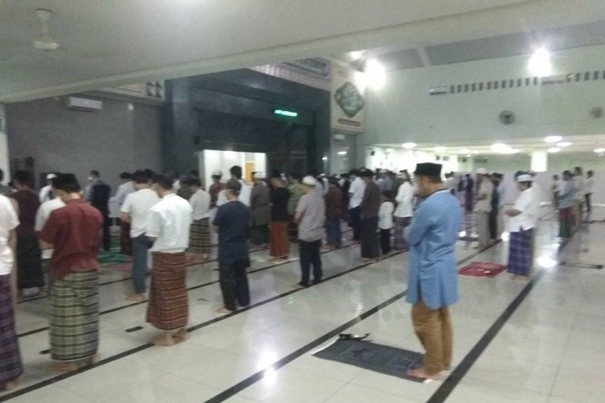 Masjid Agung Al A'raf Rangkasbitung terapkan Shalat Tarawih jaga jarak