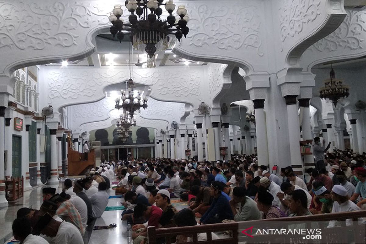 Warga Aceh padati masjid shalat tarawih di tengah COVID-19