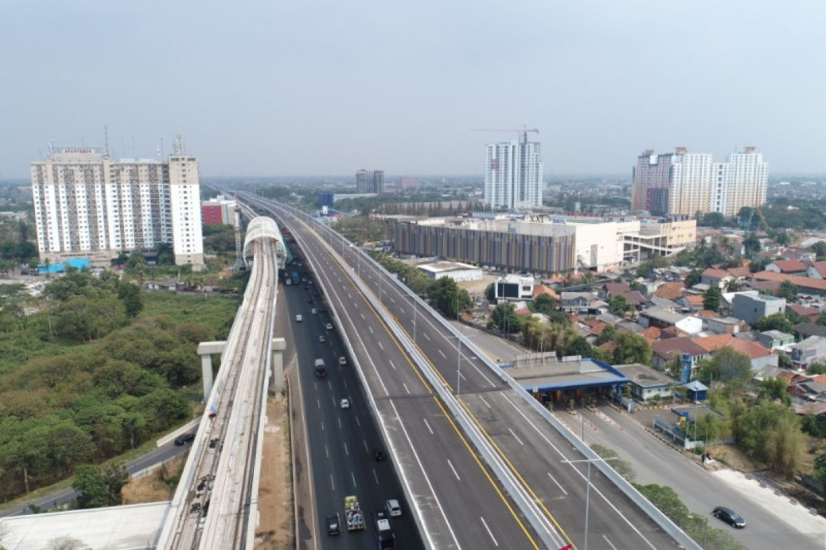 Arus lalu lintas gerbang tol Cikampek Utama lancar