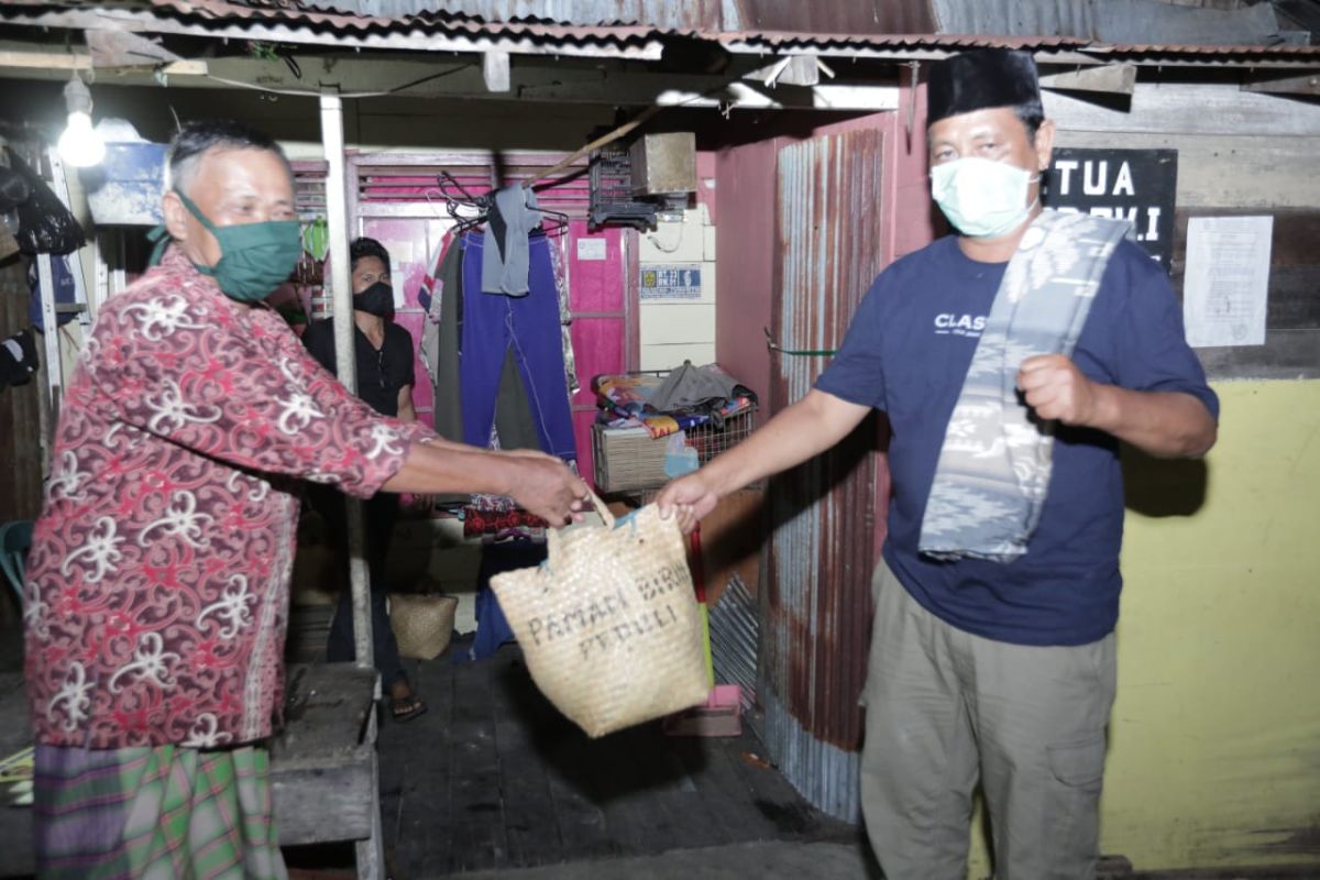 South Kalimantan governor visits COVID-19 affected, distributes aid