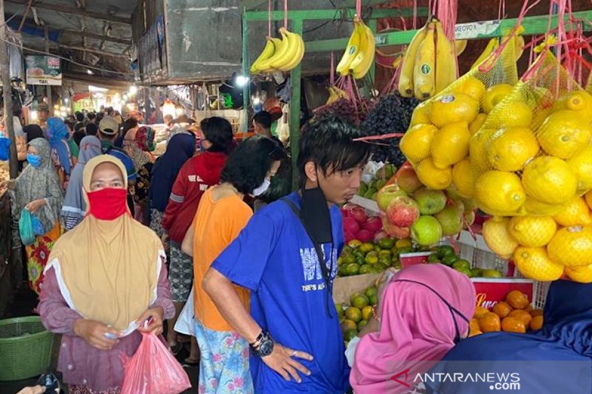 Sehari jelang puasa, kerumunan di pasar tradisional Palembang tak terhindarkan