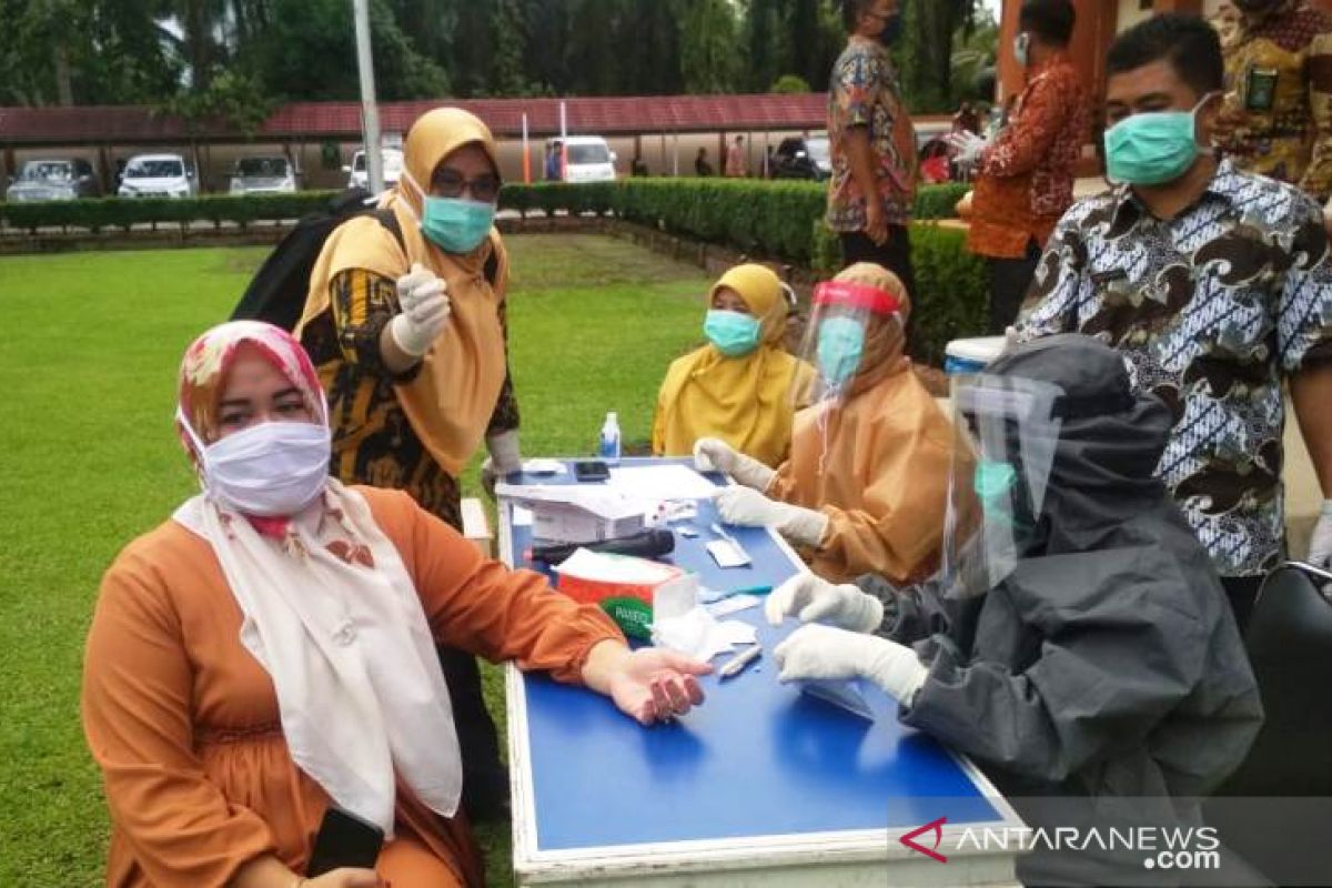 Sebelum bertugas, lima hakim baru di Pasaman Barat jalani rapid test dan isolasi mandiri