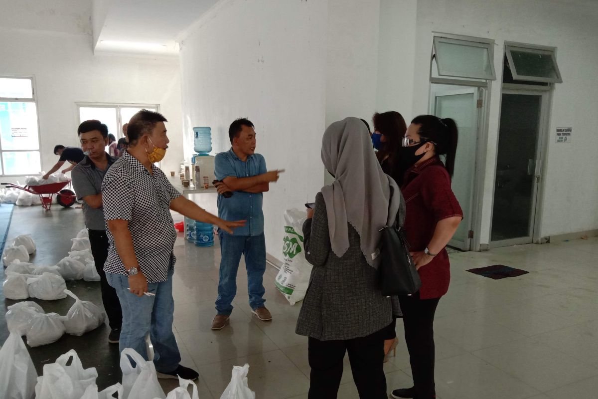 DPRD Manado pantau pengepakan bantuan warga terdampak COVID-19