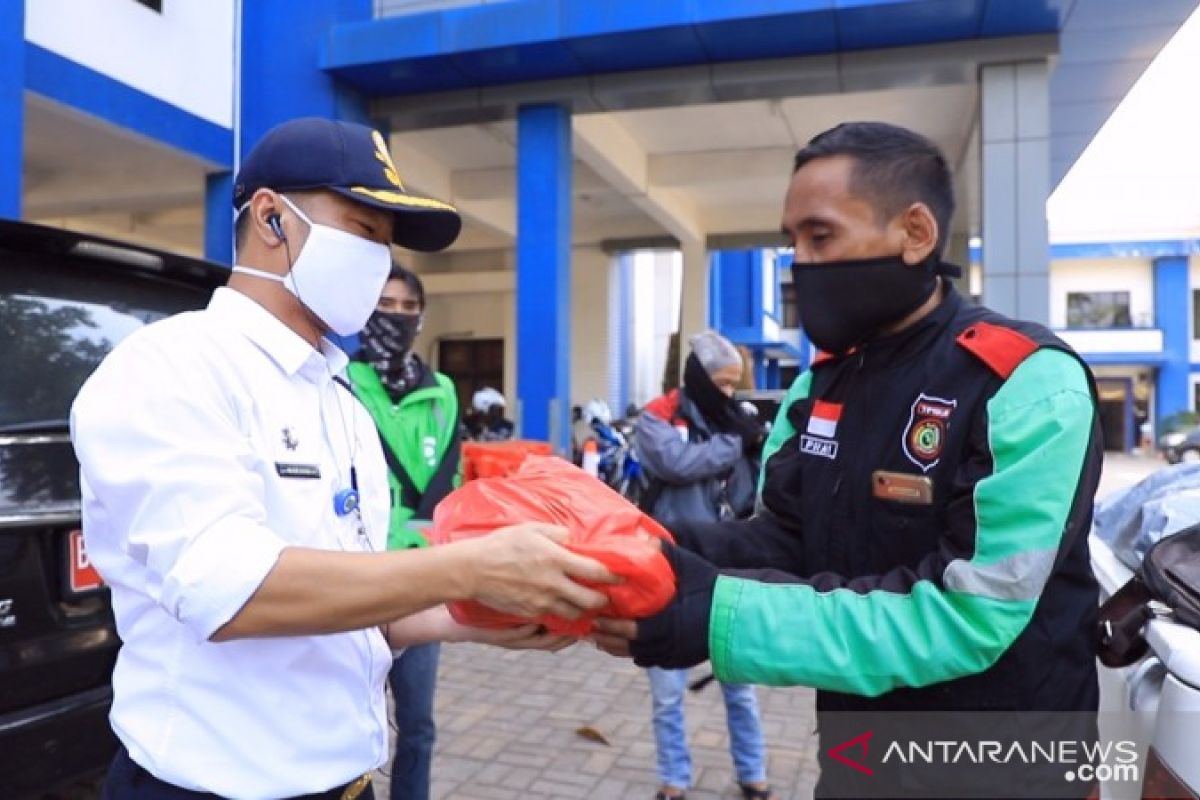 Dishub Kota Tangerang berikan paket sembako ke pengemudi ojek daring