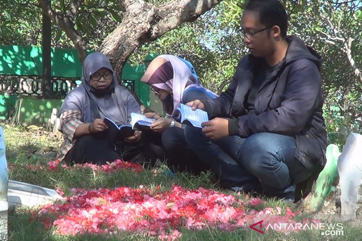 Muslim di Bali laksanakan ziarah makam jelang Ramadhan (video)