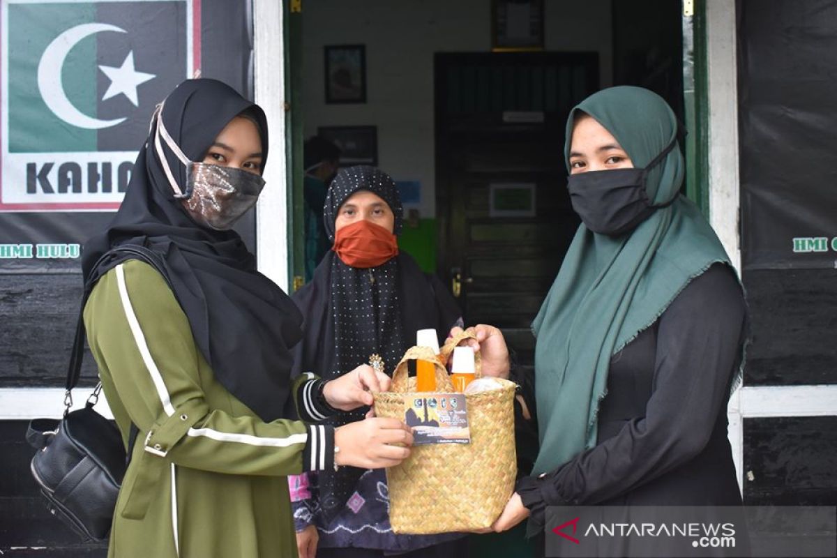 HMI Kandangan peduli, bagikan sembako dan masker