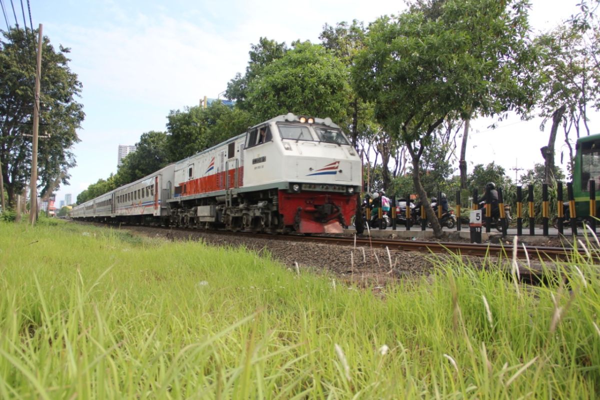 Daop Surabaya batalkan seluruh perjalanan kereta jarak menengah