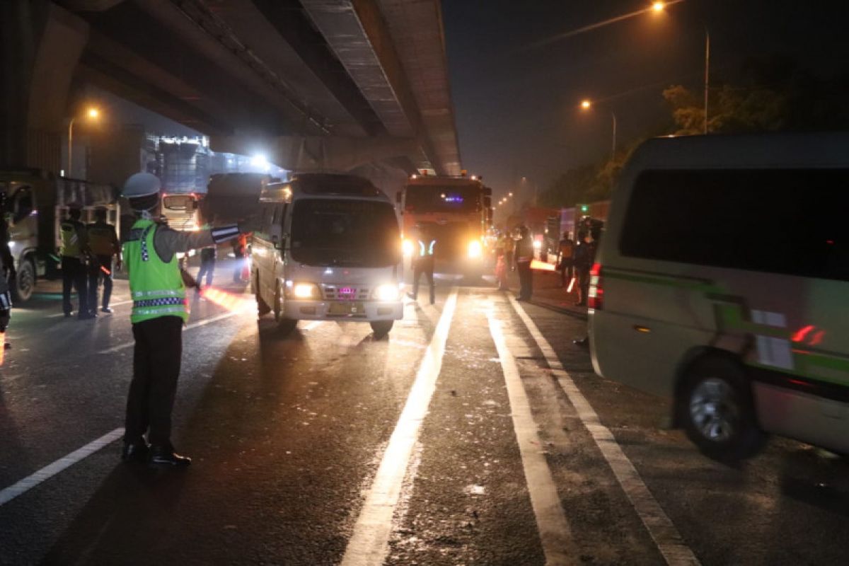 Untuk halau pemudik, dua lintasan Tol Jakarta-Cikampek disekat