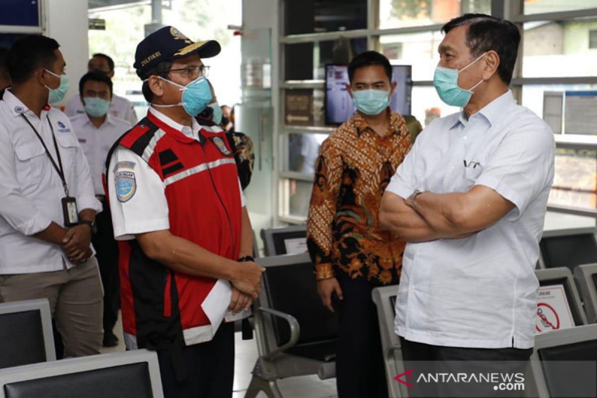 Hari pertama larangan mudik, Luhut sidak bandara hingga Tol Cikampek