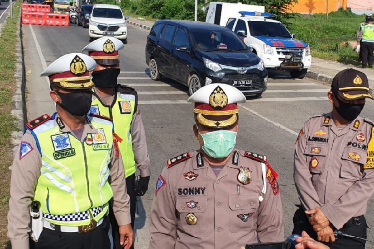 Larangan mudik, polisi lakukan penyekatan jalan pintu masuk ke Medan