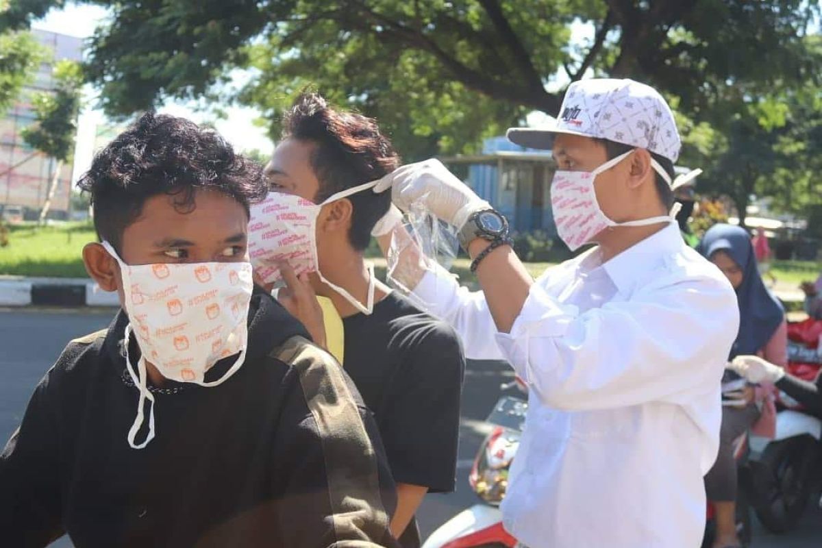 KPU NTB bagi-bagi masker bantu mencegah penyebaran COVID-19