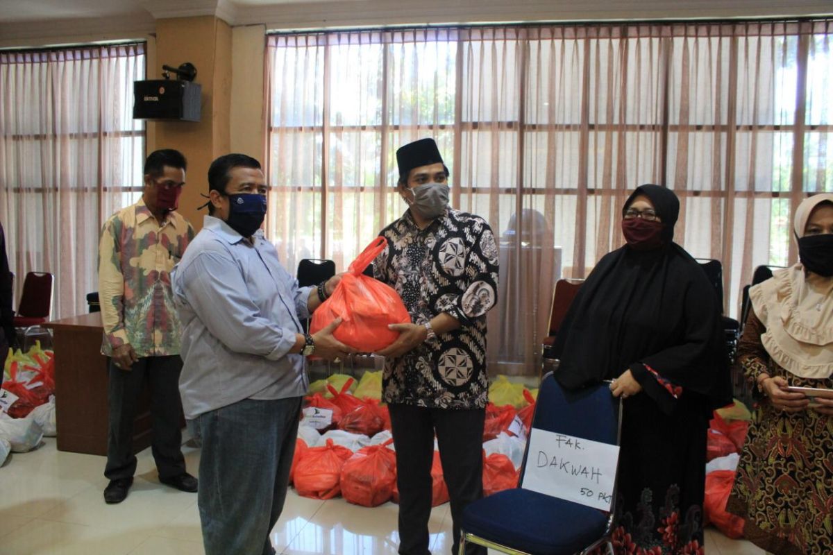 UIN Alauddin Makassar salurkan ribuan paket bahan pokok bagi mahasiswa