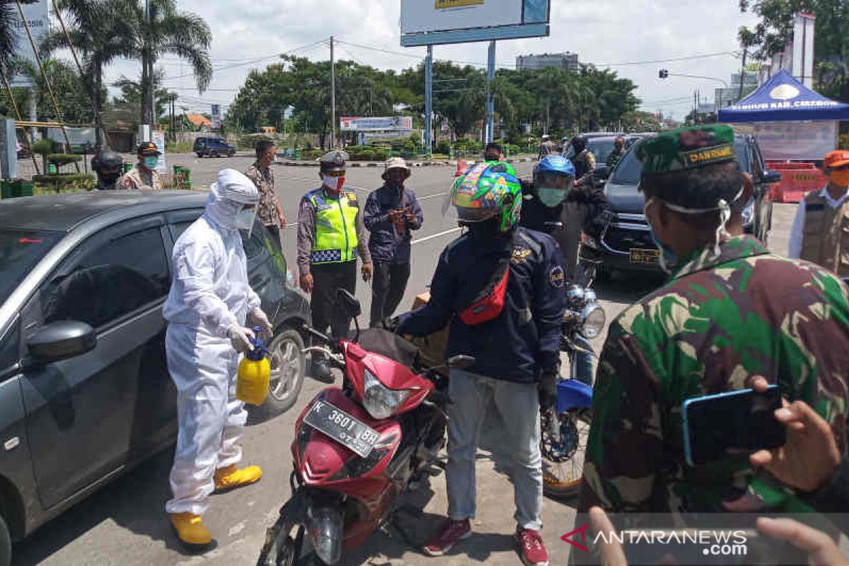 Tim gabungan di Cirebon periksa setiap kendaraan luar daerah