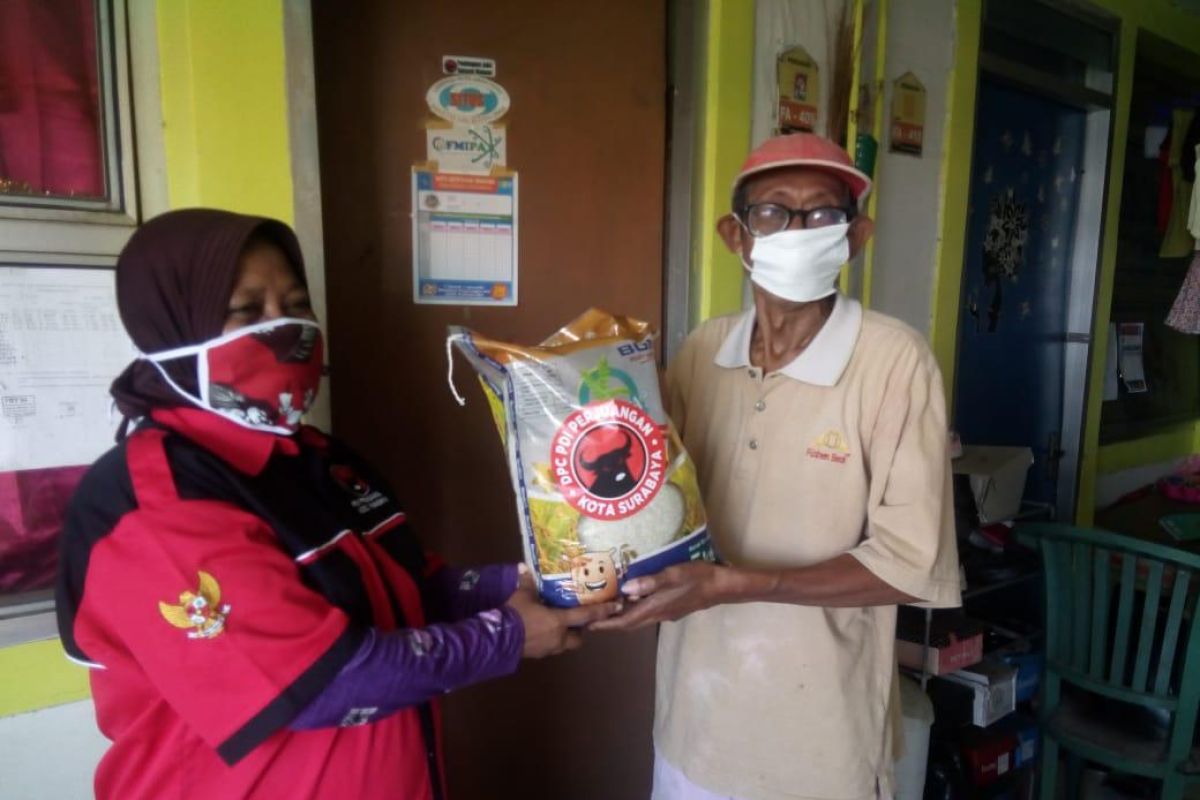 Warga di delapan kecamatan di Kota  Surabaya dapat bantuan paket beras