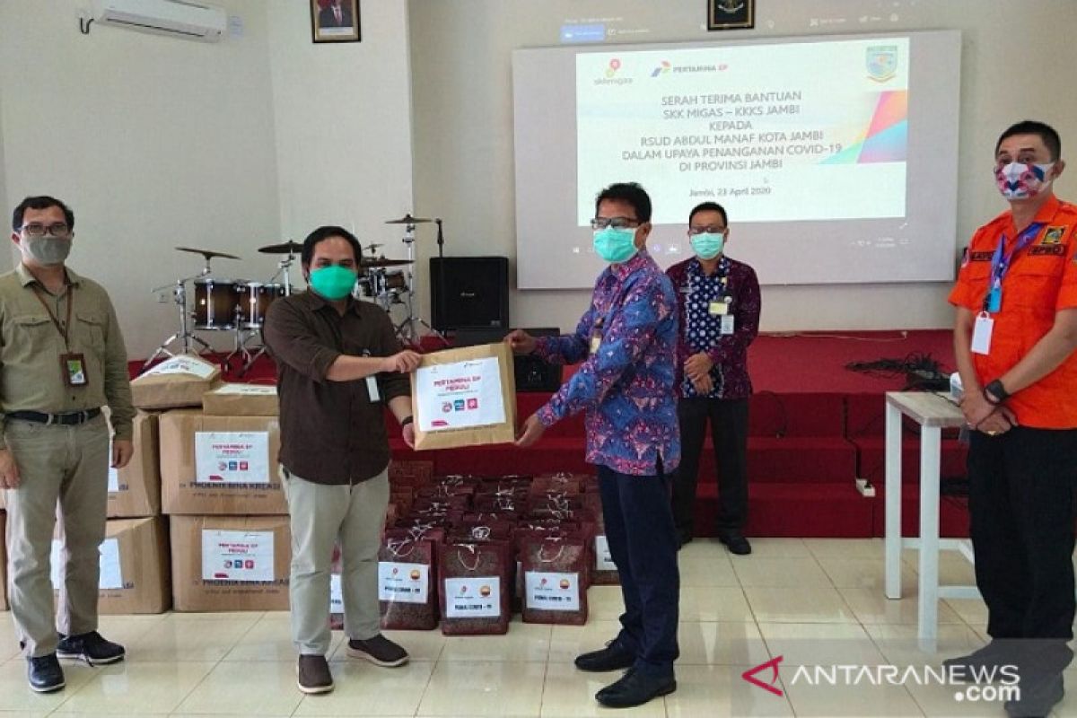 SKK Migas-KKKS Jambi  serahkan bantuan ratusan baju hazmat