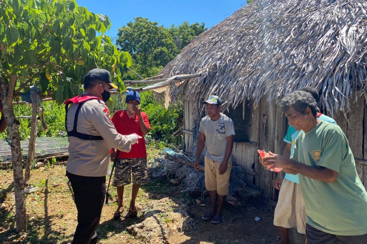 Kapolda NTT bagikan ratusan sembako di Pulau Semau