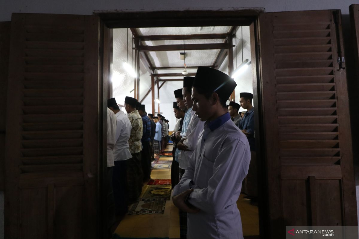 Kemenag izinkan Salat Tarawih berjamaah dengan prokes ketat